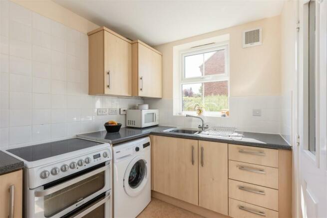 Weighbridge Close 24 Kitchen.jpg