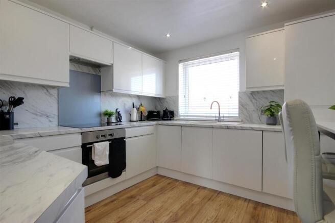 2 bed Flat for sale Image 7