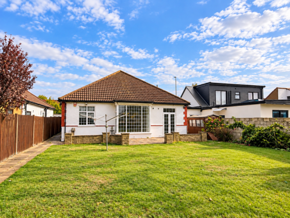 Woodford Avenue, Ilford, Greater London photo 2