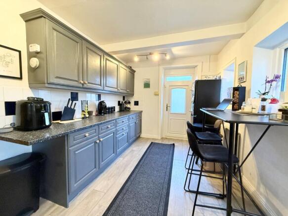 2 bed End of Terrace to rent Image 4