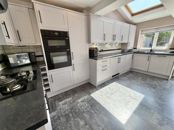4 bed Semi-Detached for sale Image 4