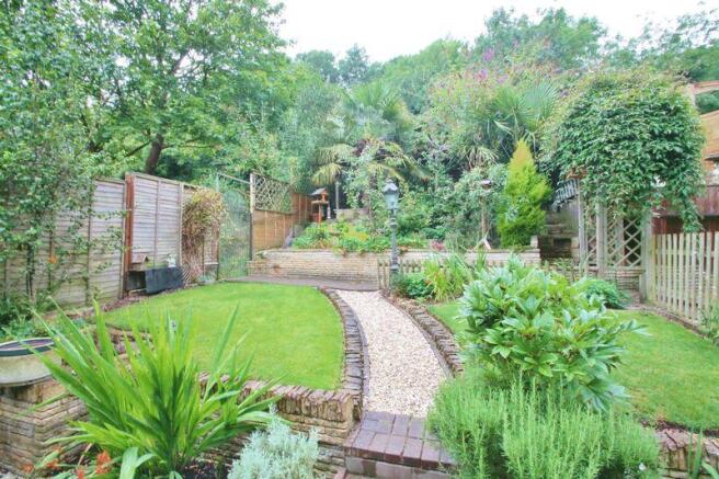 Garden to front