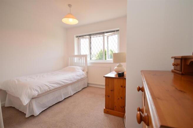 004 bed2 queenswood.JPG