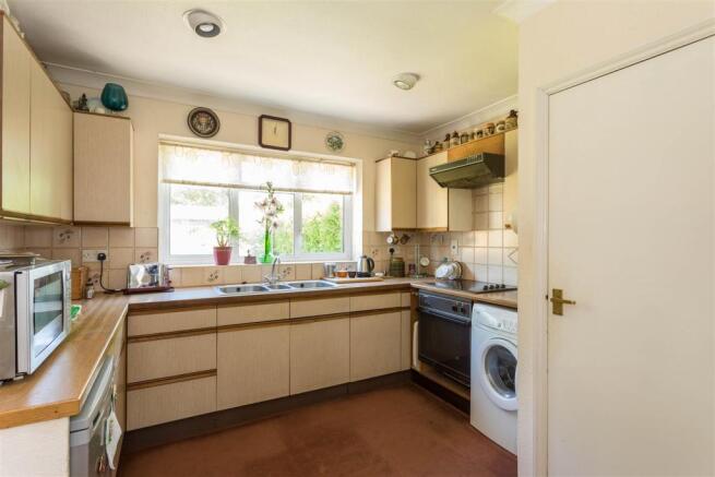 10 Hearnes Meadow kitchen.jpg