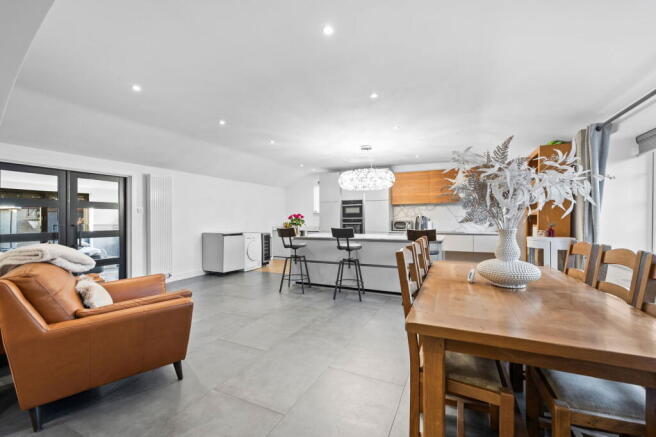 6 bed Detached for sale Image 8