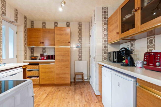 5 bed Detached for sale Image 8