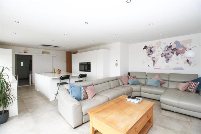 Living Area ..jpg