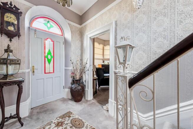 6 bed Semi-Detached for sale Image 5