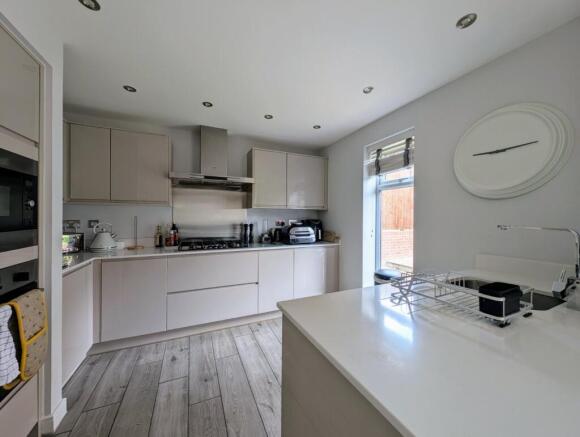4 bed Detached to rent Image 4