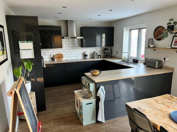Kitchen 2.jpg