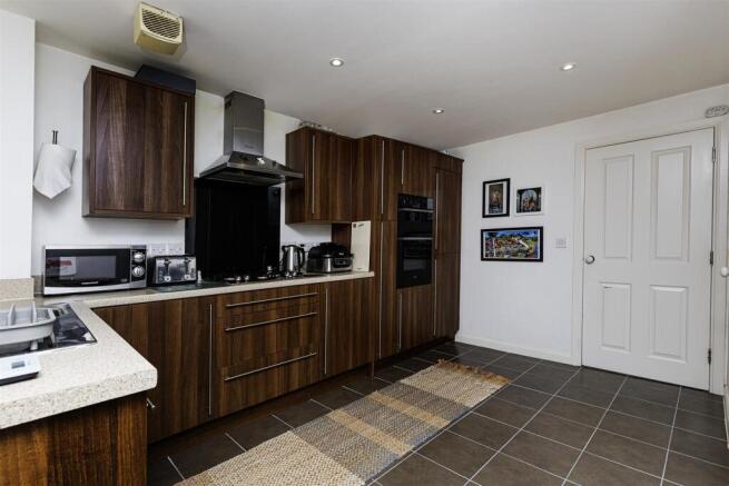 4 bed Town House for sale Image 7