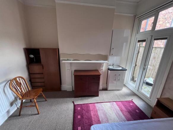 2 bed House Share to rent Image 9