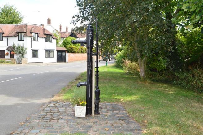 EVENUNDER COTTAGE,  KINETON (OLD WATERPUMP)  resiz