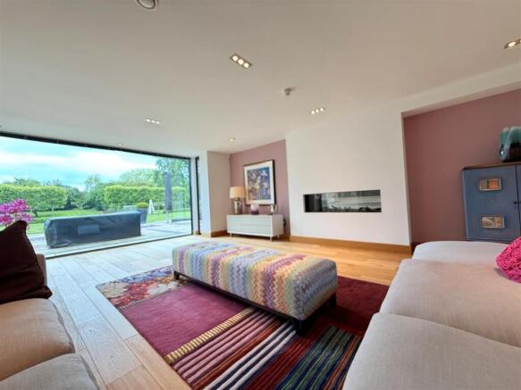 4 bed Detached for sale Image 9