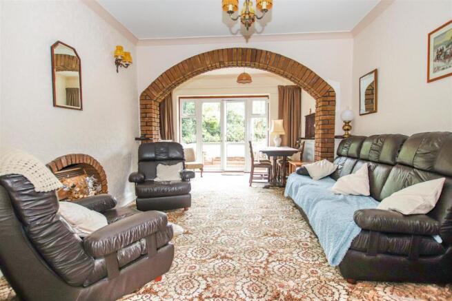 EXTENDED LOUNGE / DINING ROOM