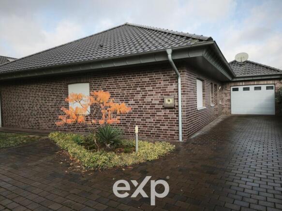 Vorderansicht mit Garage