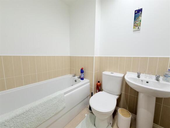 4 bed House for sale Image 10