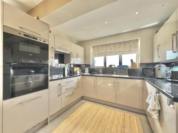3 bed Detached Bungalow for sale Image 4