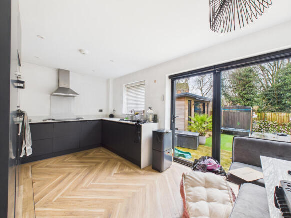 CAM01984G0-PR0546-STILL004