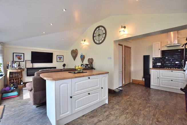4 bed Detached for sale Image 10