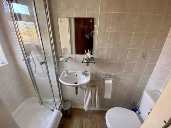 EN-SUITE SHOWER ROOM