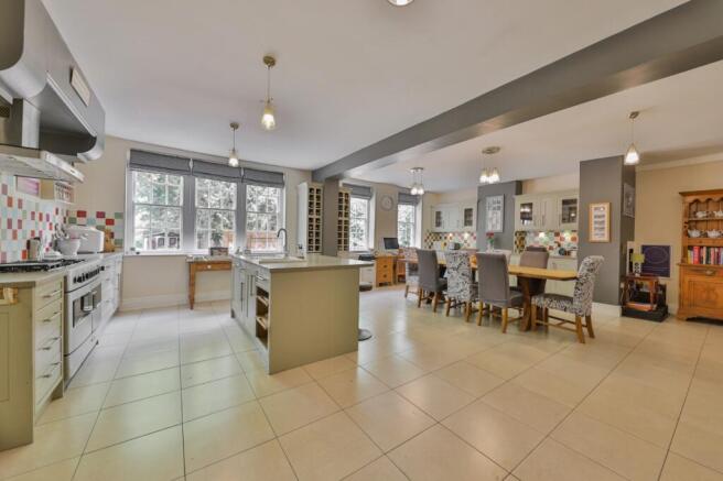 7 bed Detached for sale Image 6