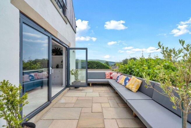 5 bed Detached for sale Image 10