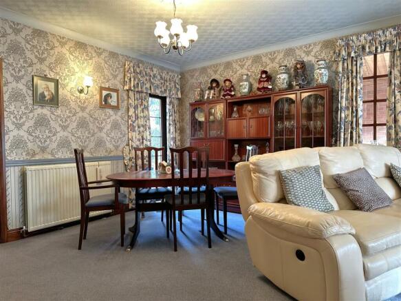Sitting/Dining Area 772