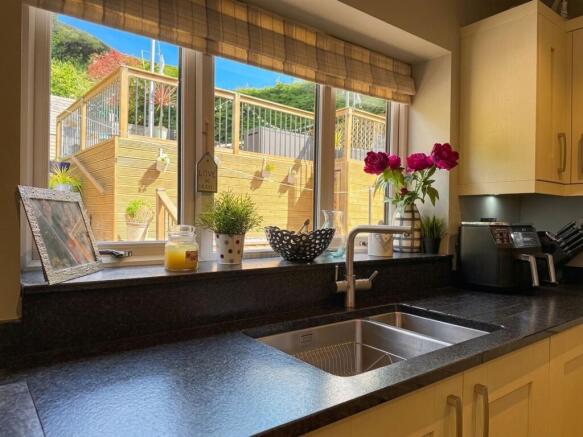 5 bed Detached for sale Image 11