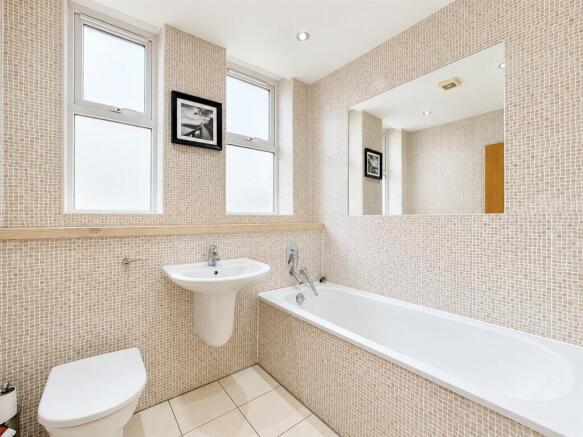 2 bed Flat for sale Image 6