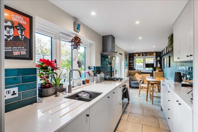 KITCHEN / DINING