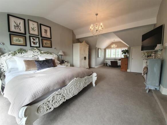 MASTER BEDROOM SUITE