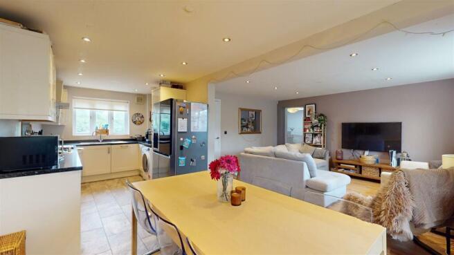 KITCHEN/DINING ROOM