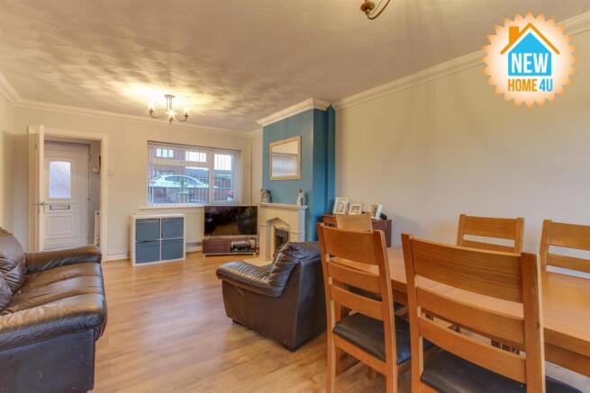 LOUNGE / DINING ROOM: