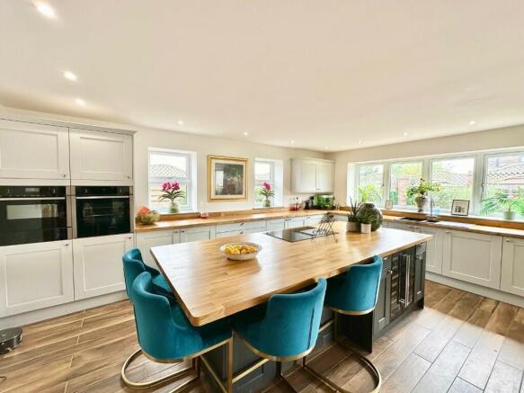 5 bed Semi-Detached to rent Image 8