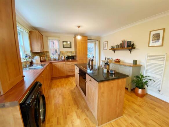 Kitchen 2.jpg