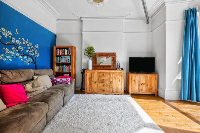 6 bed House for sale Image 4