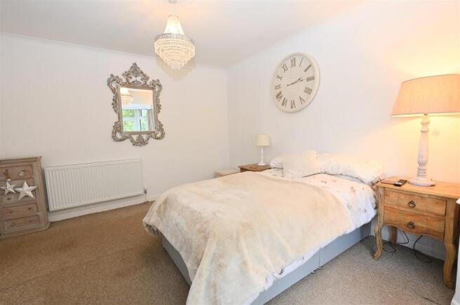 4 bed Detached Bungalow for sale Image 11