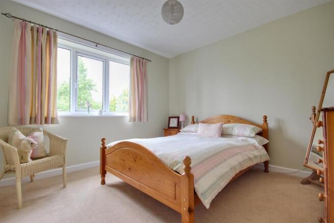 4 bed Detached for sale Image 8