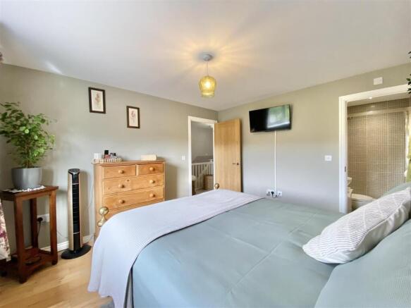 4 bed Detached for sale Image 11