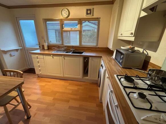 Kitchen 2.jpg