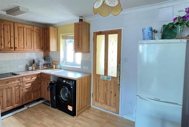 32 Saxon Road kitchen 2.jpg