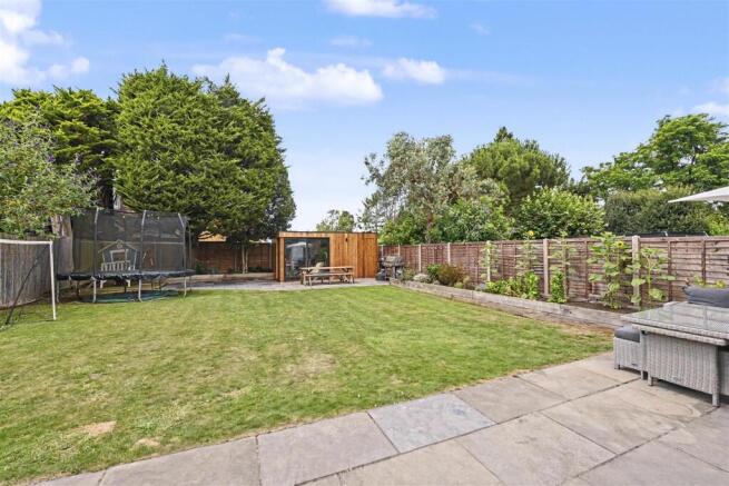 Wick Avenue, Wheathampstead photo 4