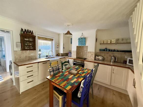 Kitchen/Dining Room: