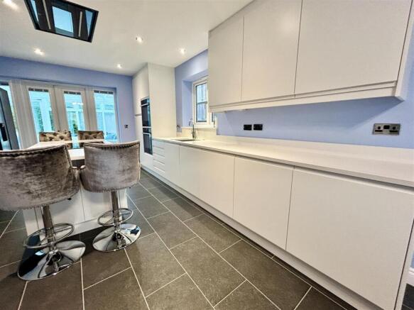 6 bed Detached for sale Image 12