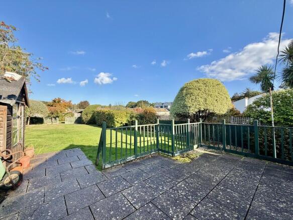 Cheam Road, Broadstone photo 4