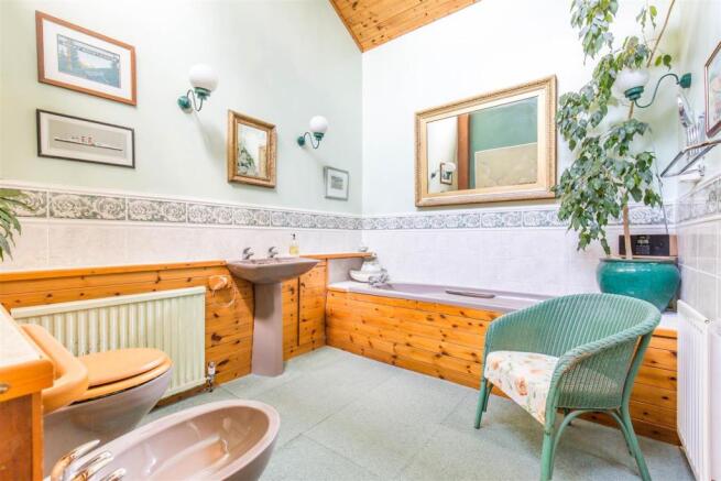 Main Bathroom.jpg