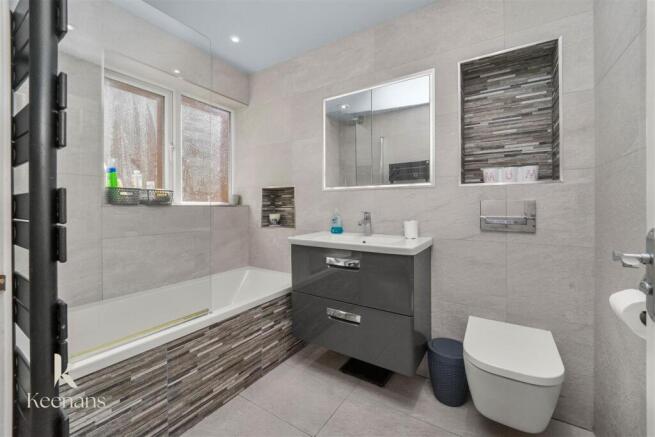 4 bed Detached for sale Image 8