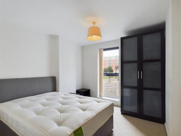 2 bed Apartment to rent Image 4
