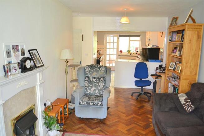 LOUNGE/KITCHEN